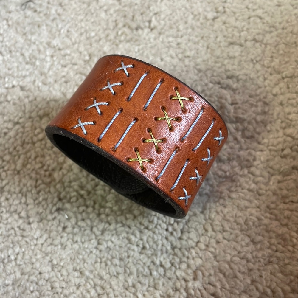 Reversible leather bracelet
